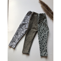 Broekje groen met witte bloemetjes